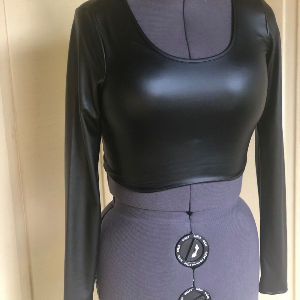 Spandex crop top with sleeves
